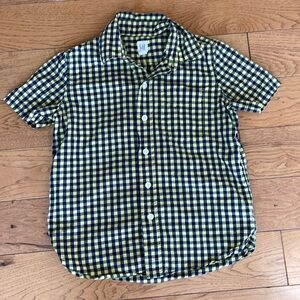Gap checkered short-sleeved button down size small 6/7